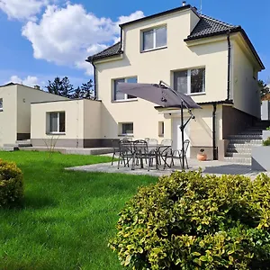 Apartmanovy Dum Se Zahradou V Klidne Casti Prahy Apartment