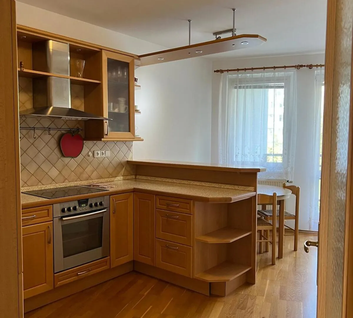 פראג A Large 1 Bedroom Apartment With An Available Private Parking
