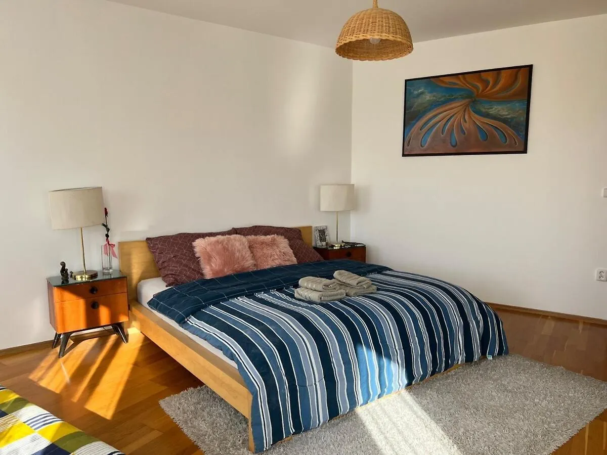 פראג A Large 1 Bedroom Apartment With An Available Private Parking